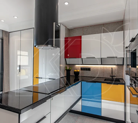 Модный и актуальный: чем хорош кухонный гарнитур в двух цветах